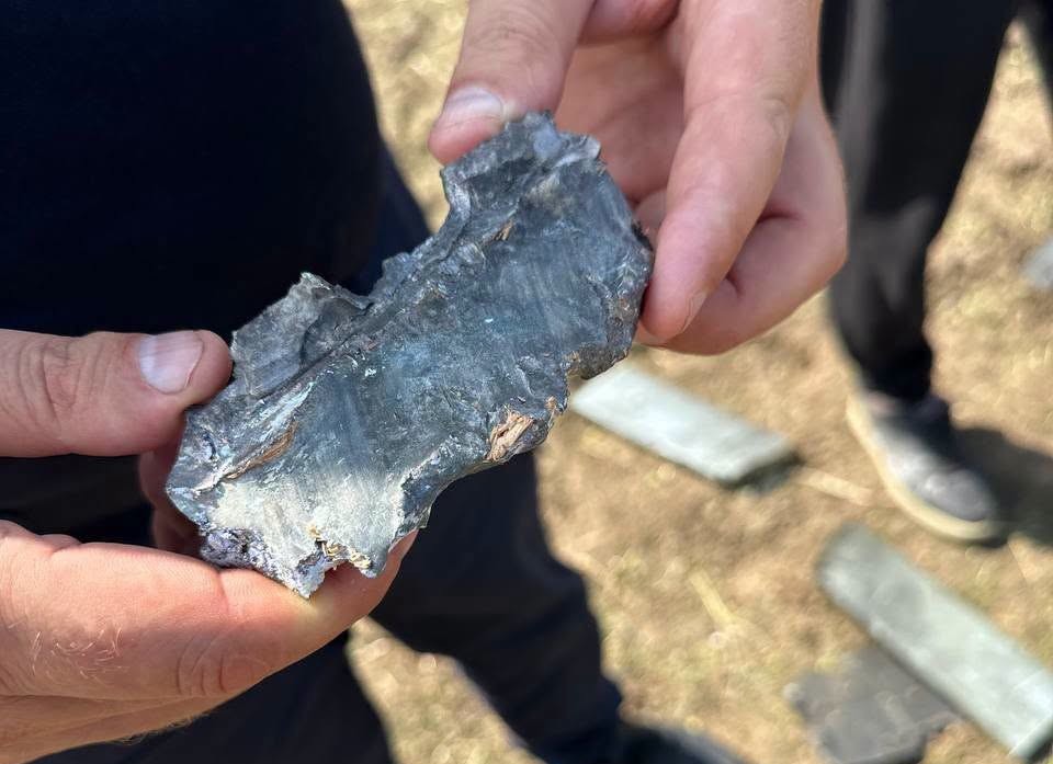 FOTO // Poliția a finalizat cercetările. Aparatul de zbor prăbușit la Crocmaz ar putea fi o „dronă-rachetă”