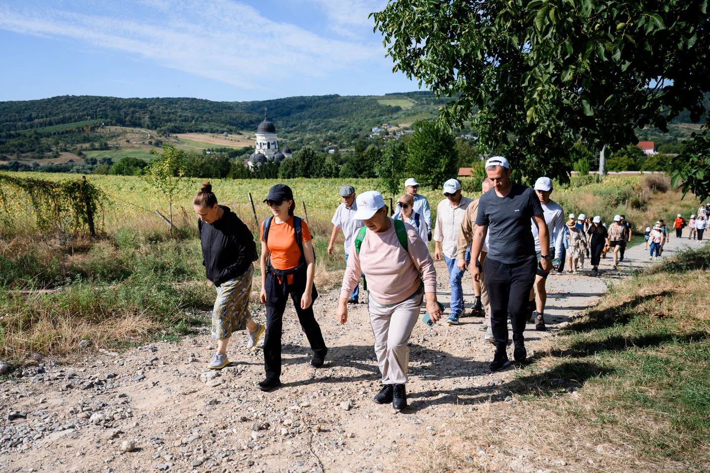 VIDEO // Președintele Maia Sandu, alături de diaspora, într-o drumeție prin Codrii Moldovei: „Încă mai avem ce descoperi”