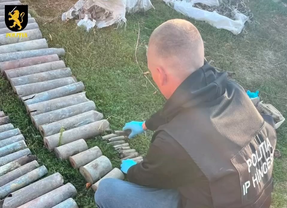 VIDEO // Percheziții în Hîncești. Arme și muniții deținute ilegal, descoperite la domiciliul unui bărbat