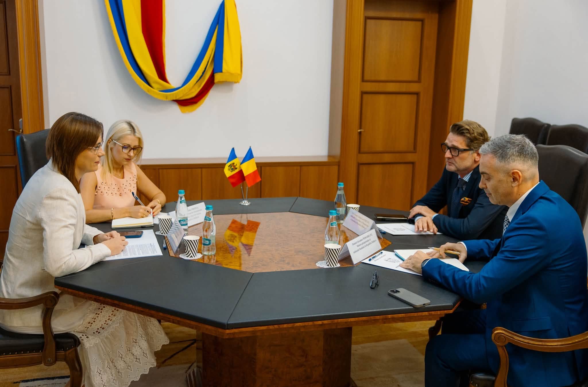 Ambasadorul României la Chișinău, în discuții cu ministrul de Interne. Bucureștiul promite sprijin pentru consolidarea MAI