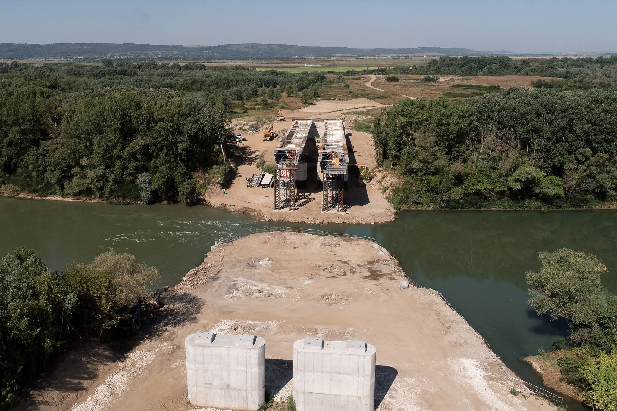 FOTO // Construcția podului de la Ungheni a ajuns la 55%. A început montarea tablierului metalic pe malul Republicii Moldova