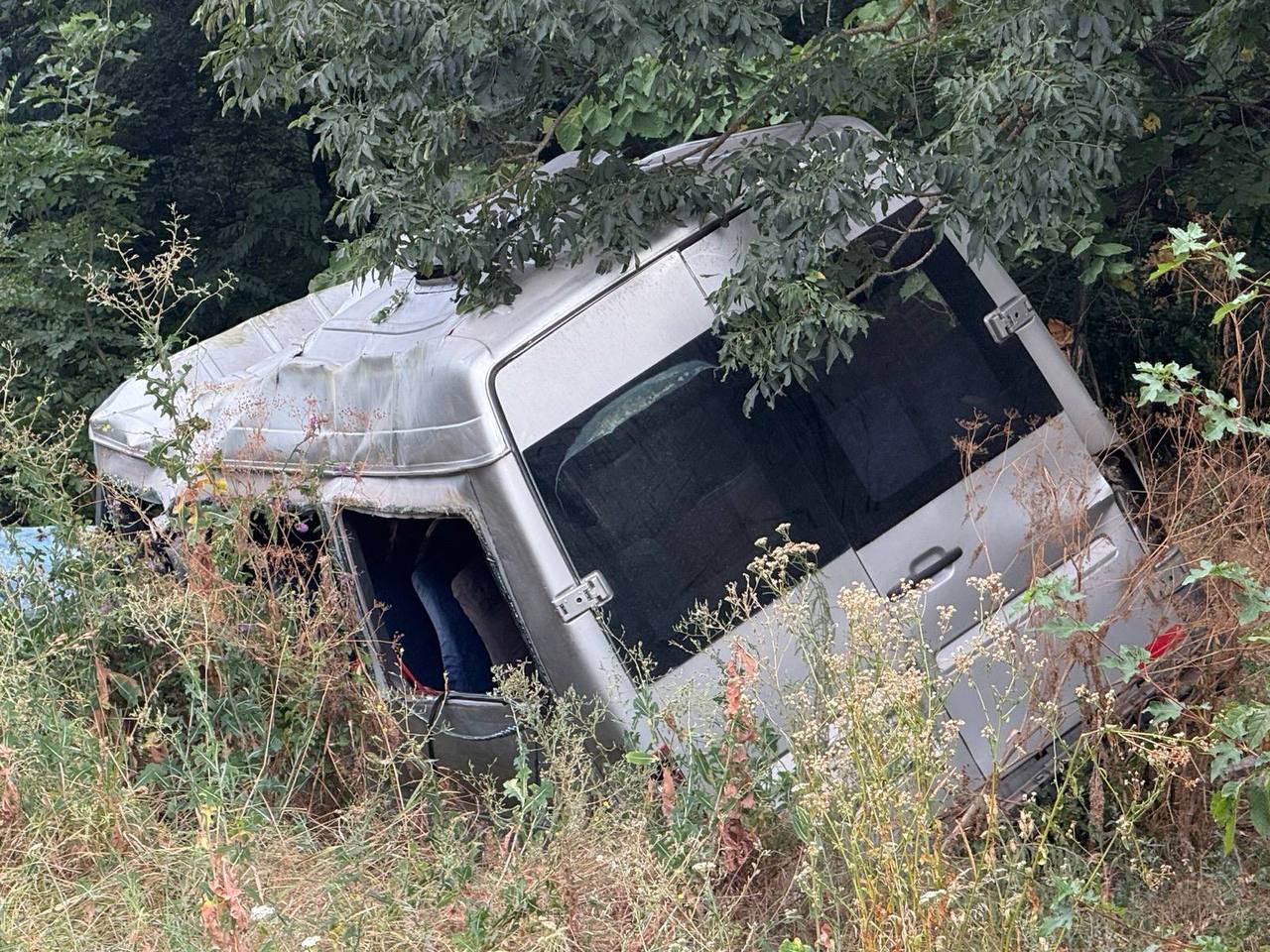 FOTO //Accident grav la Strășeni. O femeie a murit, iar alte zece persoane au fost rănite