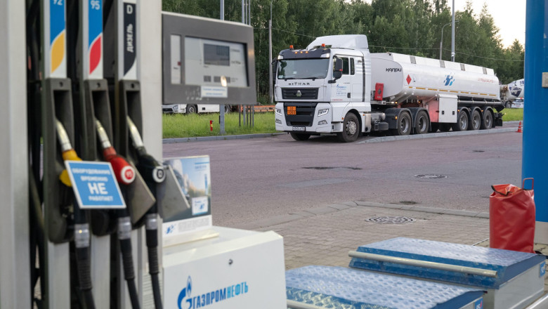 Prețurile la carburant „au scăzut brusc” în Novosibirsk, în preajma vizitei lui Putin. „Imediat ce a trecut, au crescut cu 20 de ruble”
