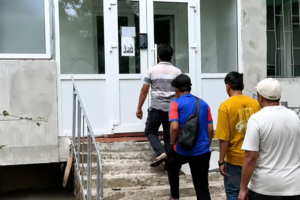 IGM: Cei circa 80 de muncitori străini care locuiau în vagoane au fost cazați în cămine
