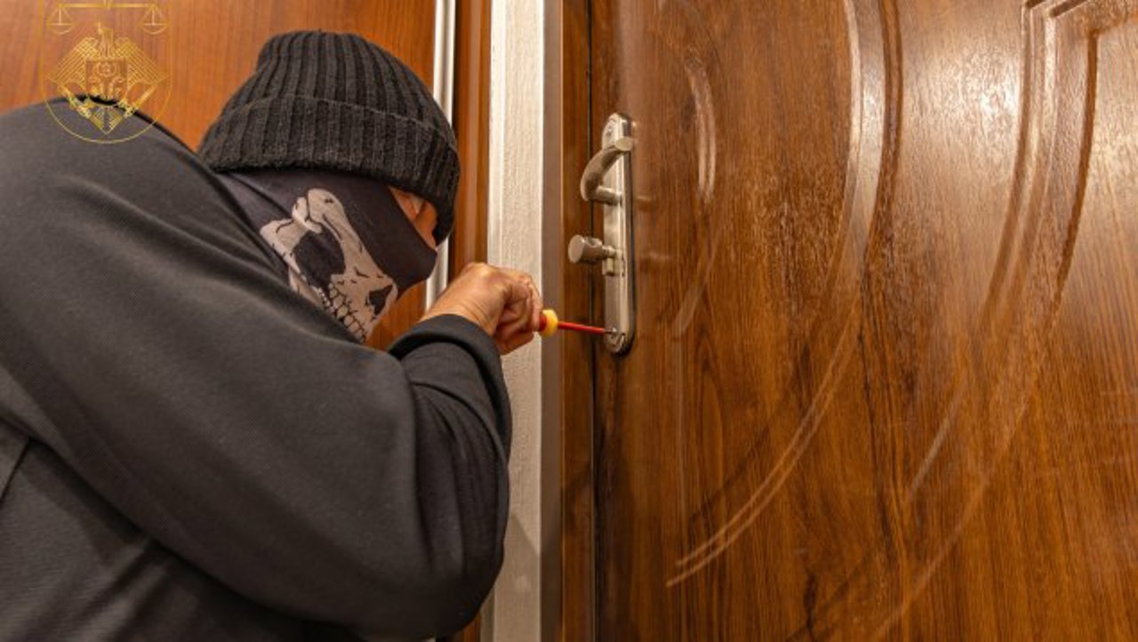 Furturi de 8 milioane de lei din apartamentele din Chișinău. Trei bărbați, condamnați la închisoare