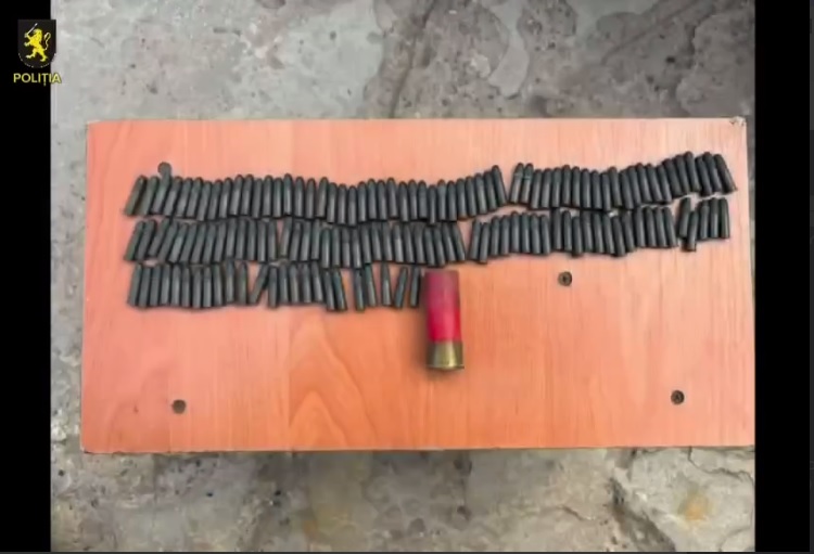 VIDEO // Percheziții în Drochia. Arme și sute de cartușe, găsite în locuințele a patru bărbați