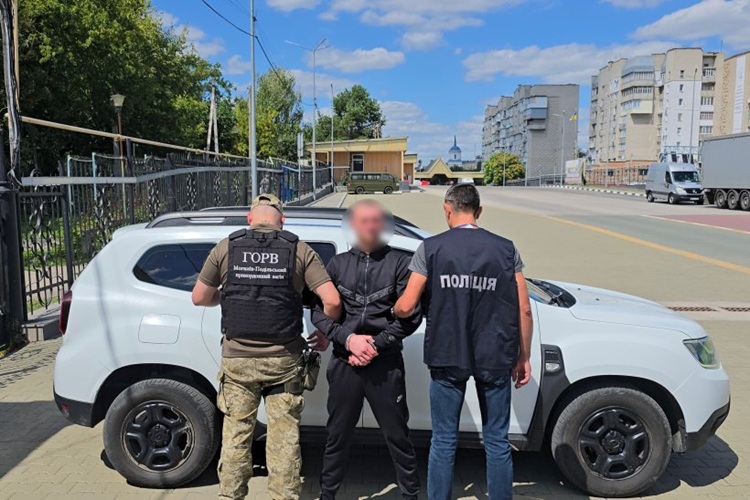 Un ucrainean suspectat că își ajuta conaționalii să scape de armată și să treacă ilegal frontiera, extrădat din R. Moldova în țara vecină