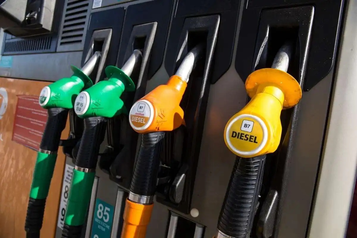 Benzina trece pragul de 30 de lei, iar motorina se ieftinește ușor