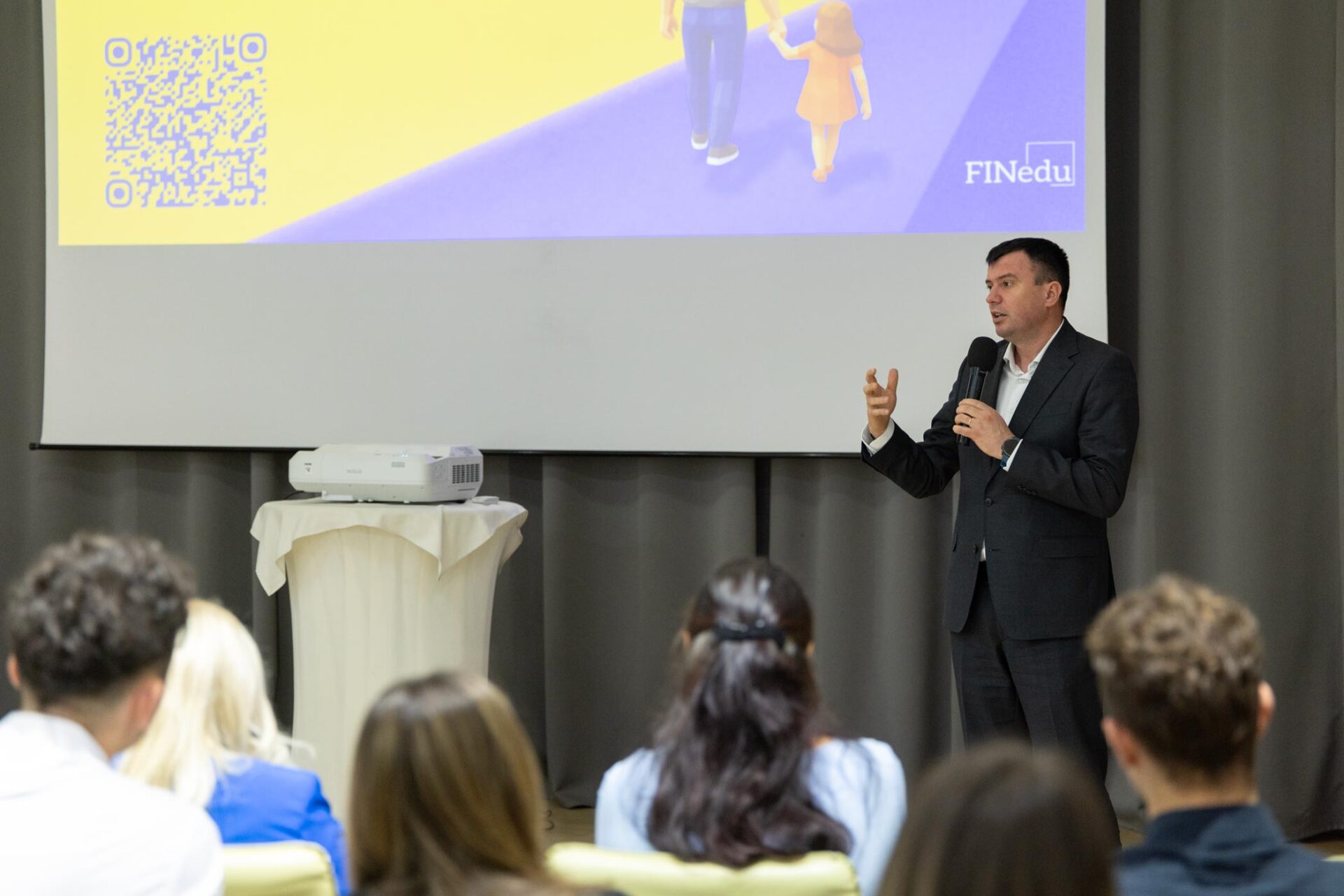 Petru Rotaru: Tinerii trebuie să știe să distingă oportunitățile de riscurile financiare