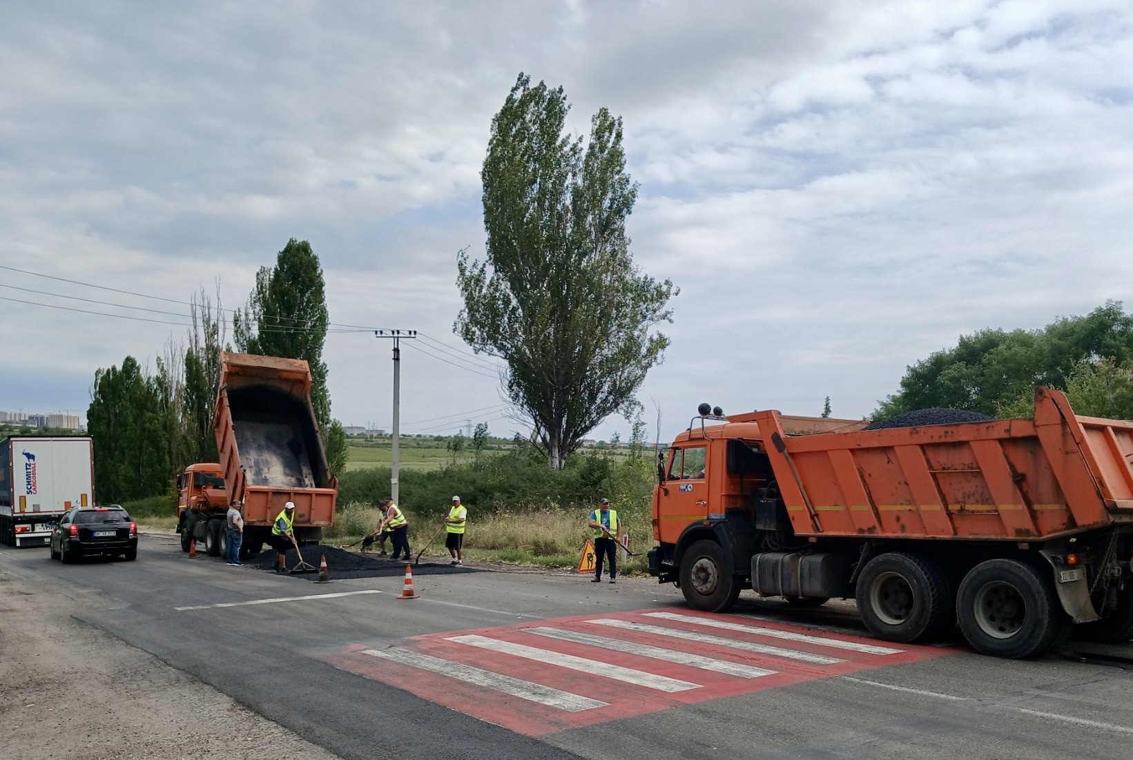 Sectoare de drum din zeci de localități, renovate în ultima săptămână de echipele de drumari