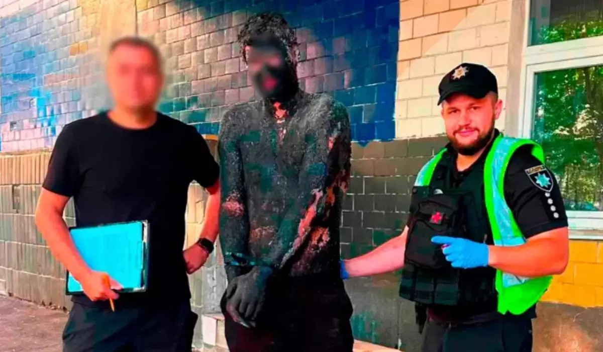 VIDEO // Un ucrainean s-a uns cu smoală ca să spargă un magazin. După arest, polițiștii s-au chinuit 5 ore să-l spele