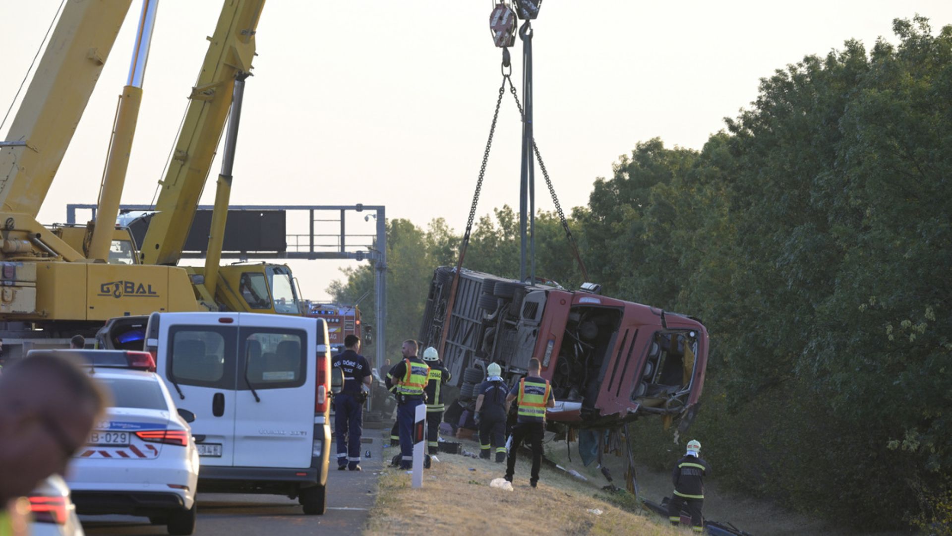 12 morţi şi cel puţin 20 răniţi într-un accident în Ungaria. Un autocar polonez a intrat într-un șanț