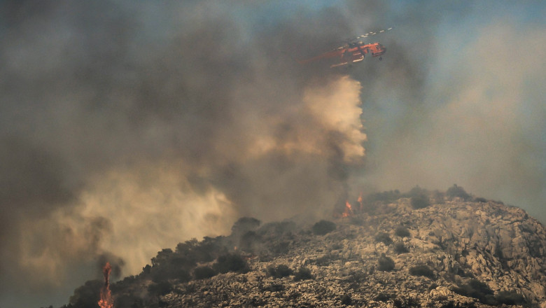Incendii pe insula grecească Salamina: doi morţi, sute de oameni evacuaţi. Vântul puternic contribuie la extinderea rapidă a focurilor