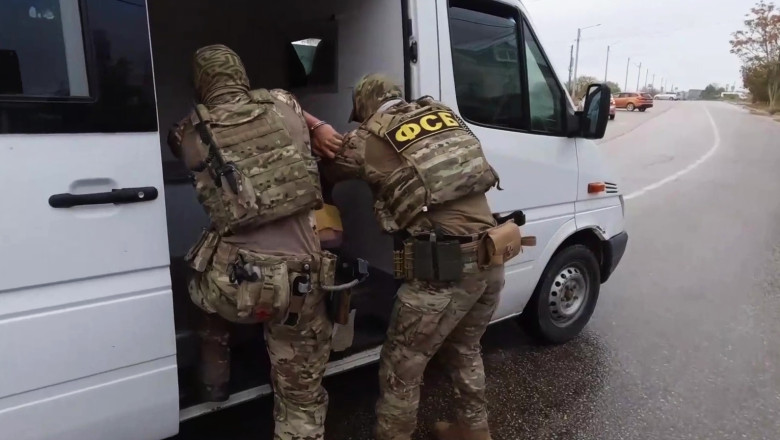 VIDEO // Peste 35 de ruși care au ieșit să susțină singurul partid anti-război, căruia i s-a interzis să participe la alegeri, au fost reținuți