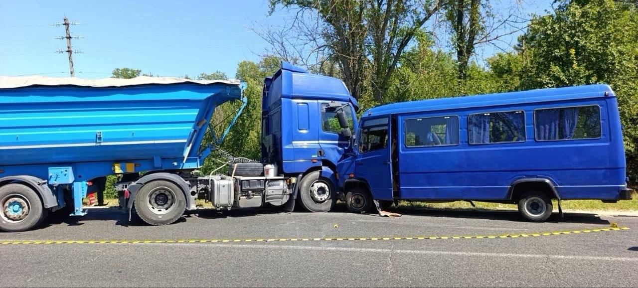 Grav accident în Ungheni. 15 persoane, inclusiv copii, transportate la spital