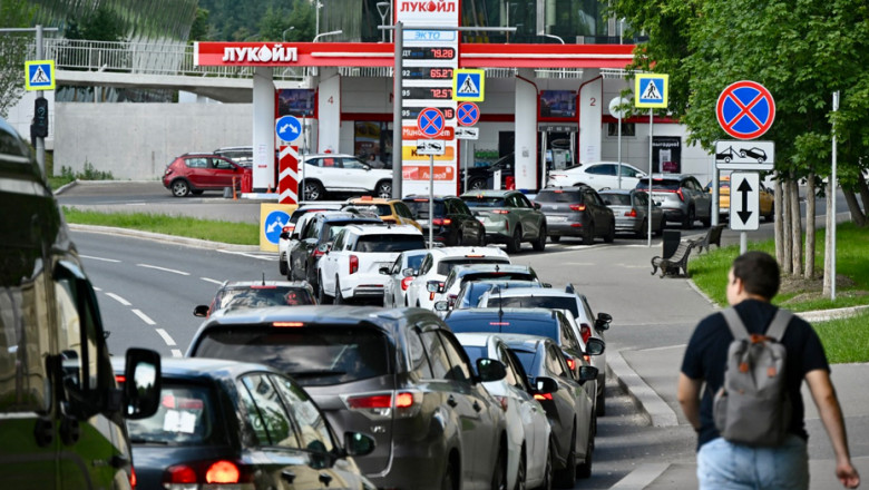 Rușii care se plâng de lipsa combustibilului în benzinării au început să fie arestați sau amendați