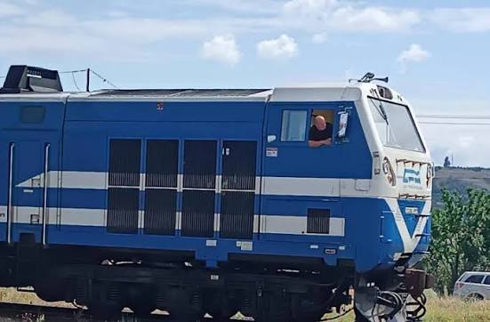 Accident pe calea ferată. Un automobil, lovit de un tren